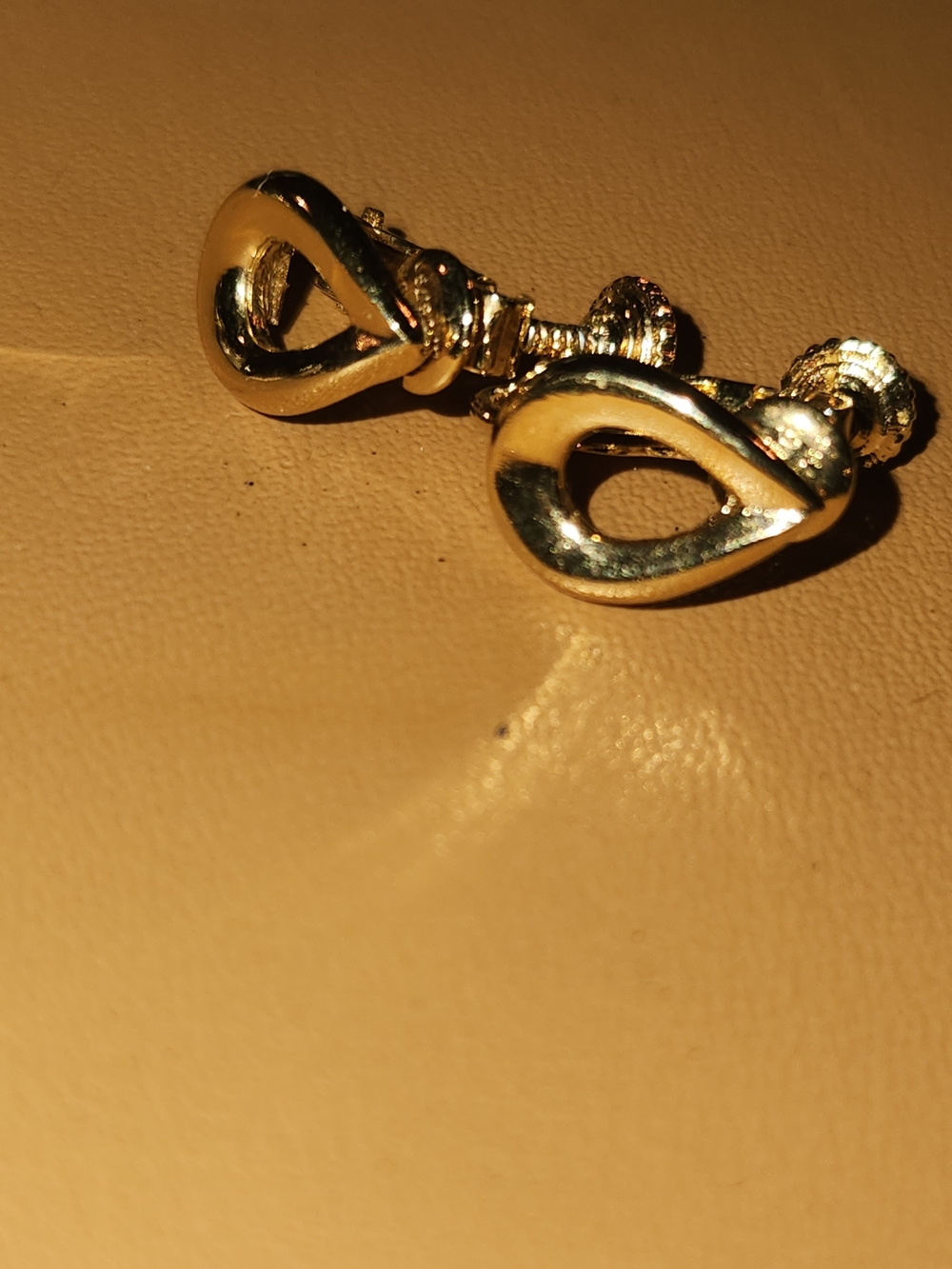 VINTAGE Gold-Tone Women's Clip-On Earrings - Elegant Hoop Design - Picture 2 of 3